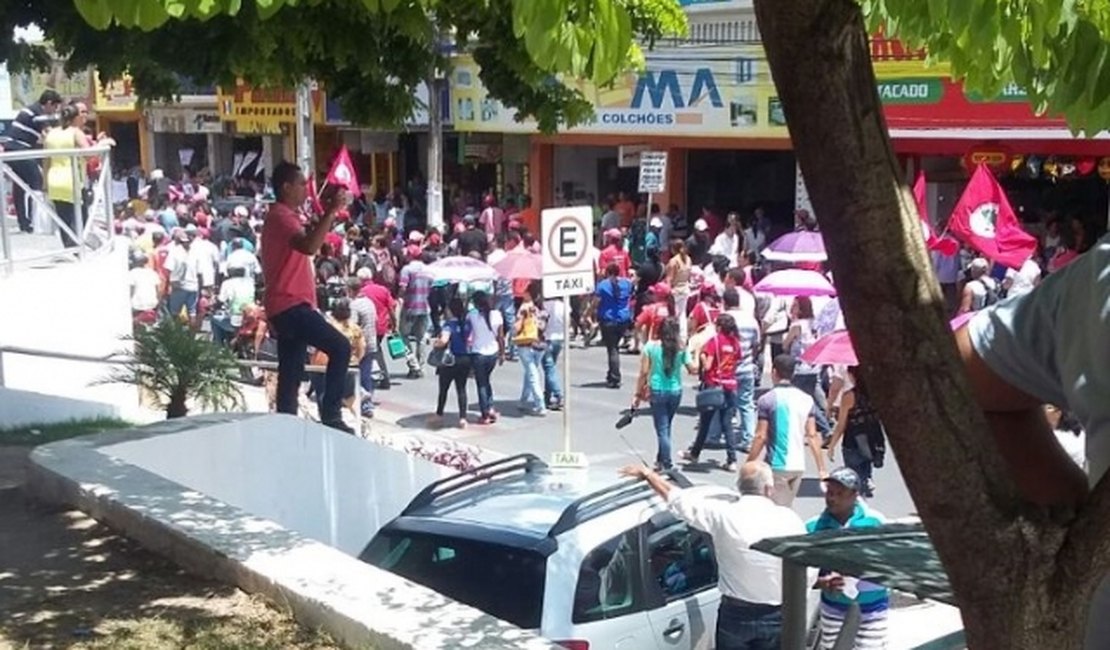 Manifestantes fazem protesto em frente a Câmara Municipal de Arapiraca