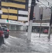 Maceió tem segundo dia de chuva com ruas alagadas e desabamento de casa