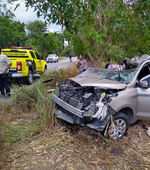 Colisão entre carro e árvore deixa enfermeira morta em Boca da Mata