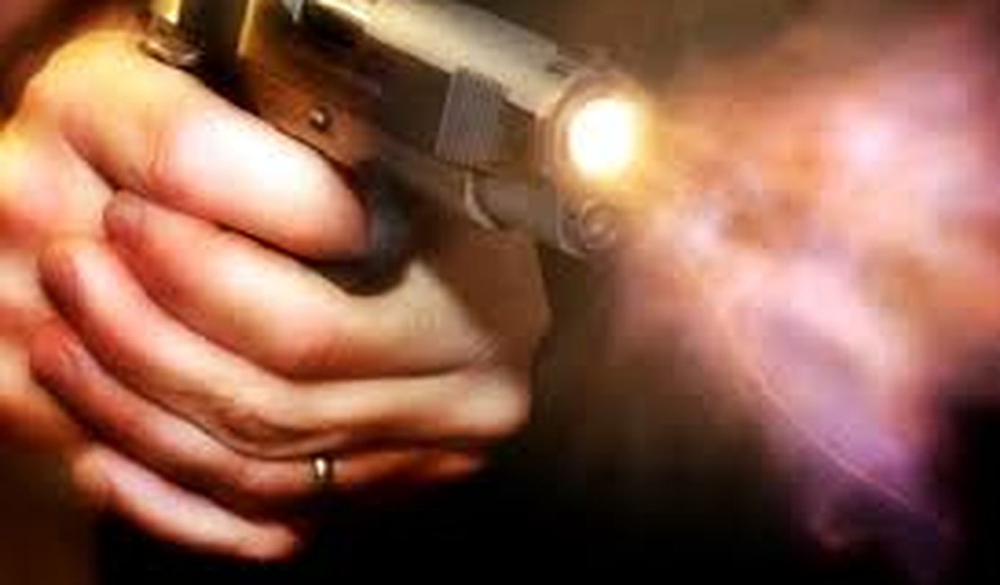 Grávida usa fuzil para matar bandido e salva filha e marido