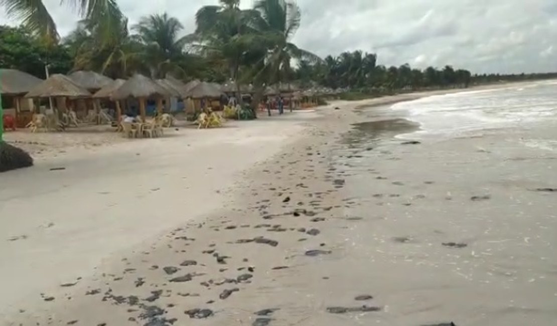 Polícia encerra festa clandestina regada a drogas e prende um casal por tráfico em praia de Coruripe