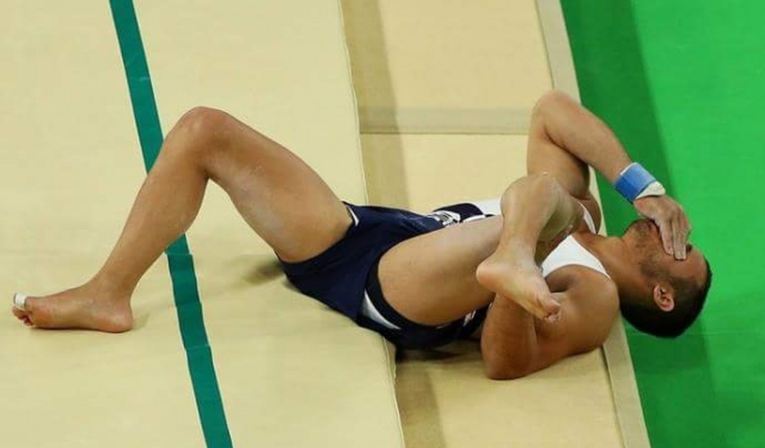 [Vídeo] Ginasta francês quebra a perna durante prova de salto