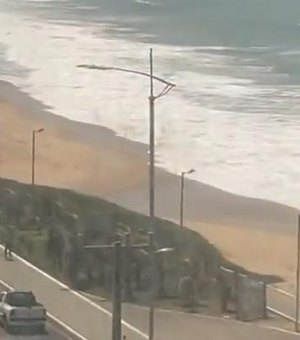 [Vídeo] Carlinhos Maia cobra da Prefeitura o fechamento de esgoto a céu aberto na praia de Cruz Almas