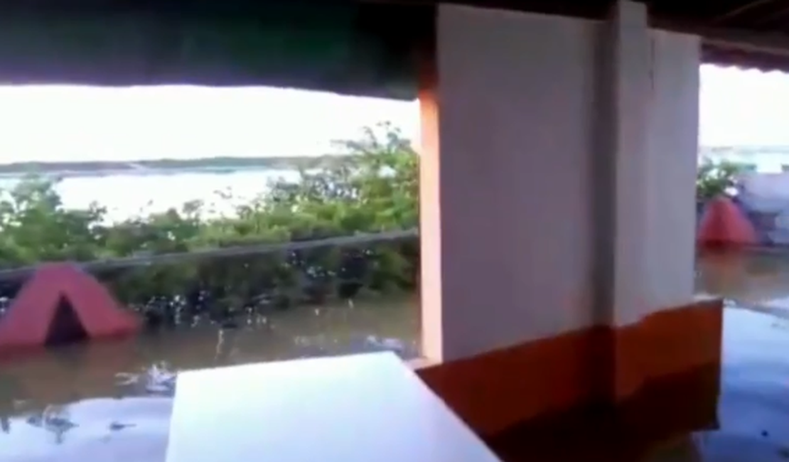 [Vídeo] Maré sobe, invade imóveis e moradores cobram melhorias na Barra Nova