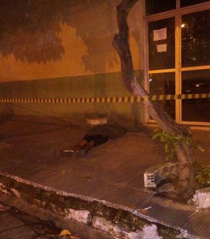 Morador de rua é morto com golpes de faca próximo ao quartel da polícia