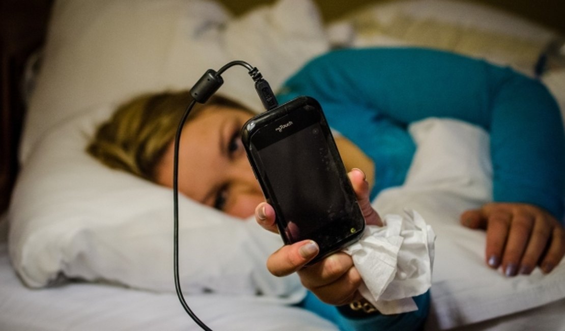 Duas mulheres tiveram cegueira temporária depois de usarem seus celulares na cama
