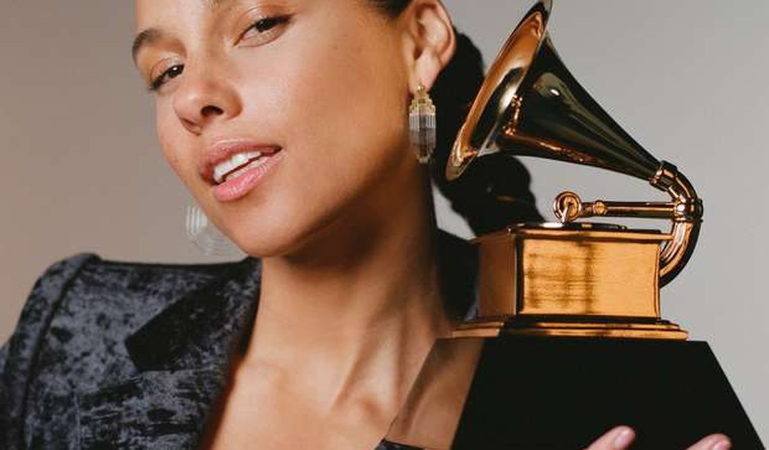 Alicia Keys diz que parou de se maquiar após ficar 'viciada' em usar produtos de beleza