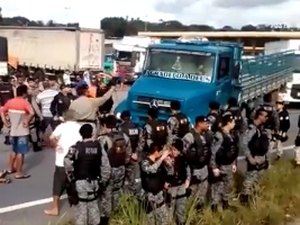 [Vídeo] Polícia negocia liberação da BR-101 com manifestantes 