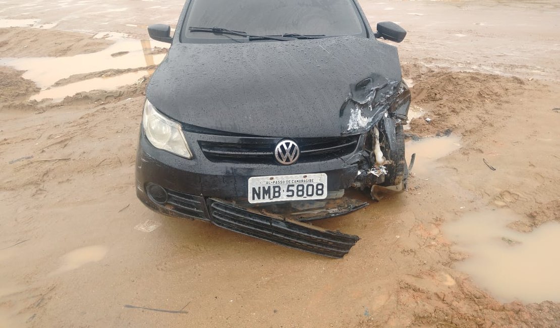 Carro e van colidem perto de posto de combustíveis em Porto Calvo