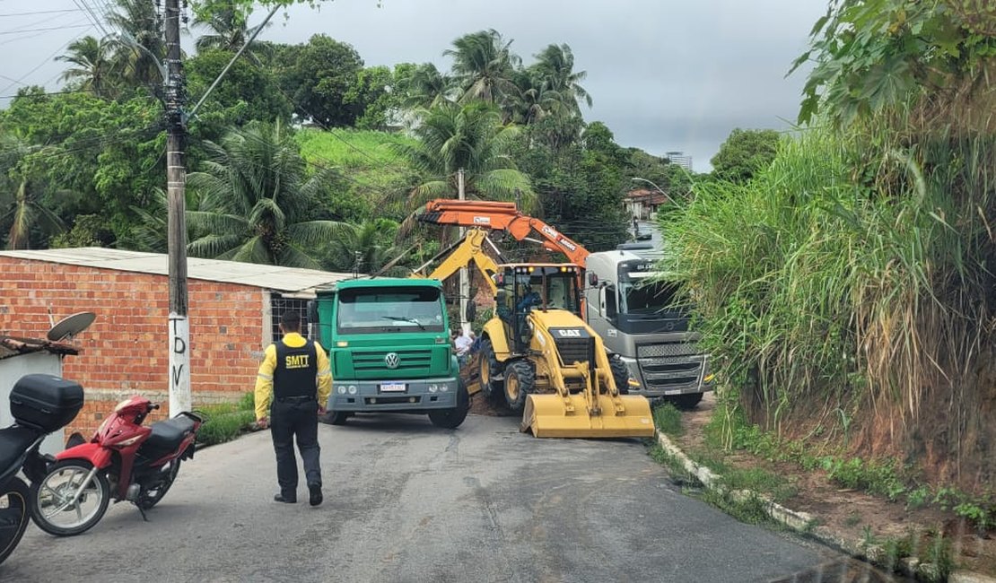 [Vídeo] Caçamba fica presa em vala no bairro Ouro Preto, em Maceió