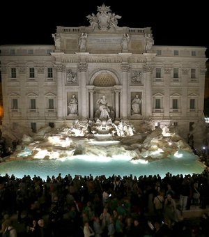 Prefeitura de Roma e Igreja brigam por moedas jogadas em fonte 
