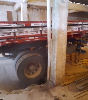 Caminhão fica preso em um buraco dentro de uma marcenaria em Penedo