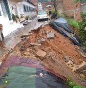 Maragogi: barreira desliza e destrói parte de rua no conjunto Adélia Lira