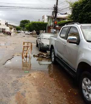 Moradores pedem reparos no asfalto da Rua Hamilton de Barros, parte baixa de Maceió