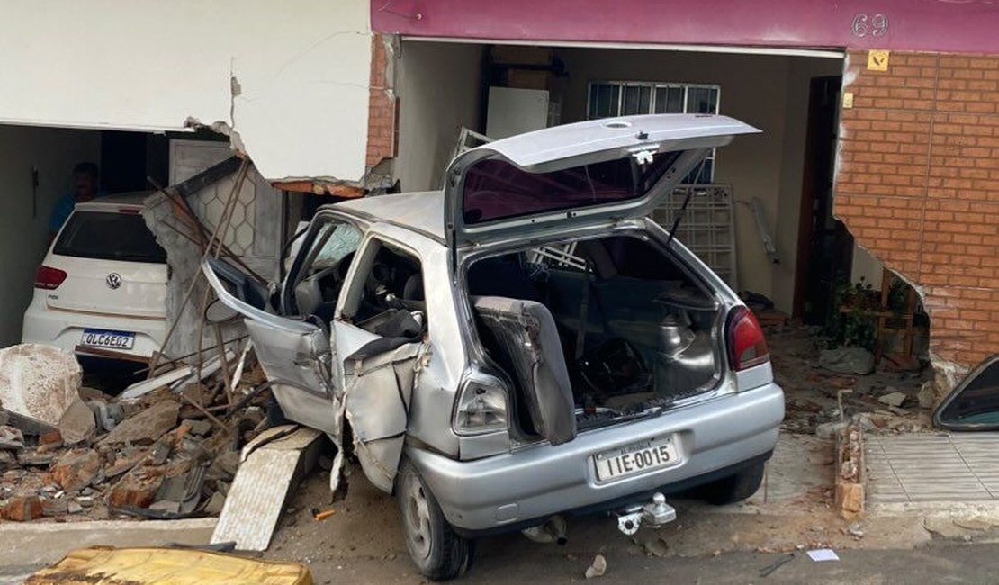 Motorista fica ferido após perder controle da direção e atingir residências em Mata Grande, no Sertão de Alagoas