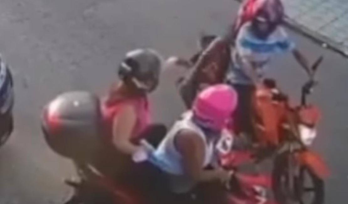 [Vídeo] Duas mulheres são roubadas em frente a uma academia no Jacintinho