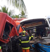 [Vídeo] Colisão entre ônibus e caminhão deixa feridos em Maragogi