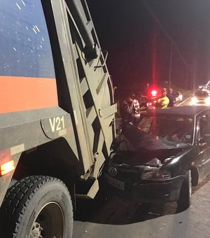 Gari fica ferido após carro atingir caminhão da coleta de lixo na AL-215