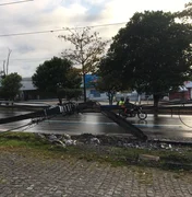 Motorista derruba poste na Avenida Durval de Góes Monteiro, em Maceió