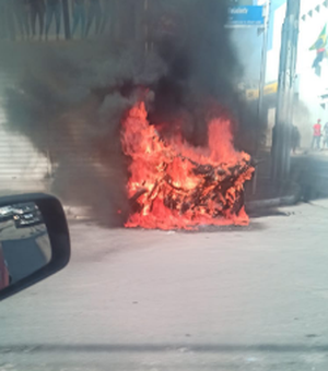 [Vídeo] Funcionária de loja toma um susto ao perceber incêndio em motocicleta