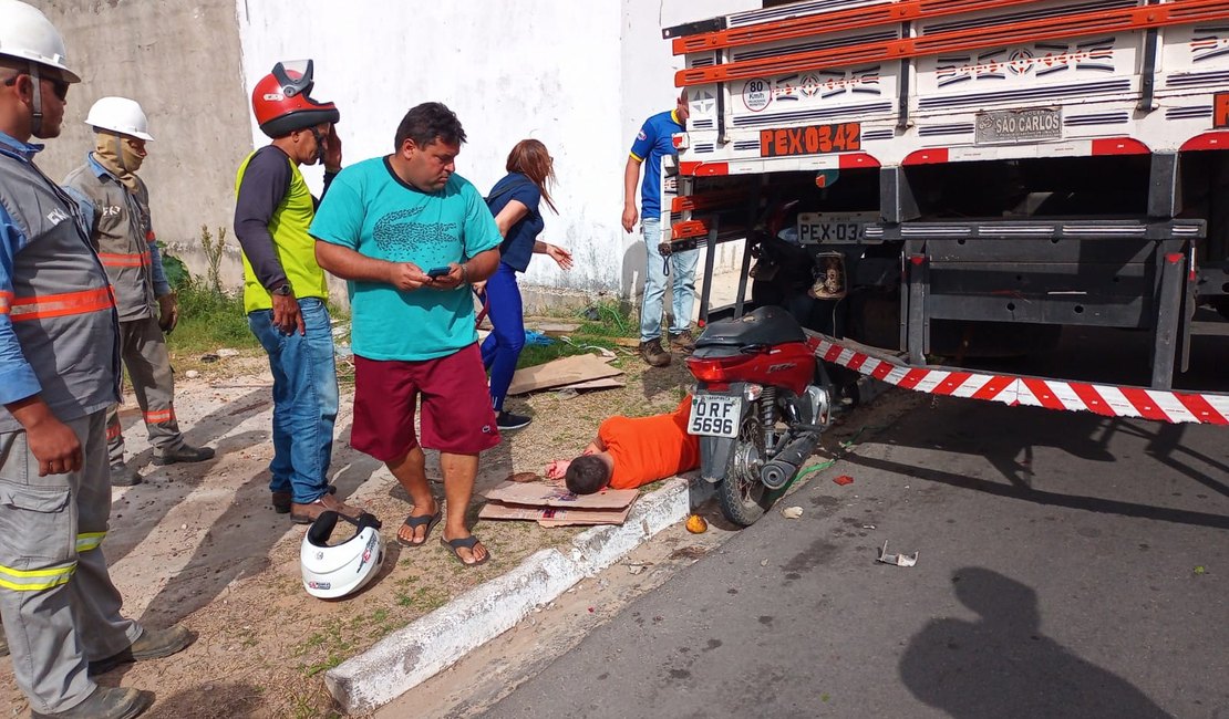 Motociclista perde controle e atinge caminhão em Arapiraca