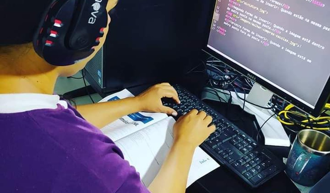Amigos e escola são o que os jovens mais sentem falta no isolamento, diz pesquisa
