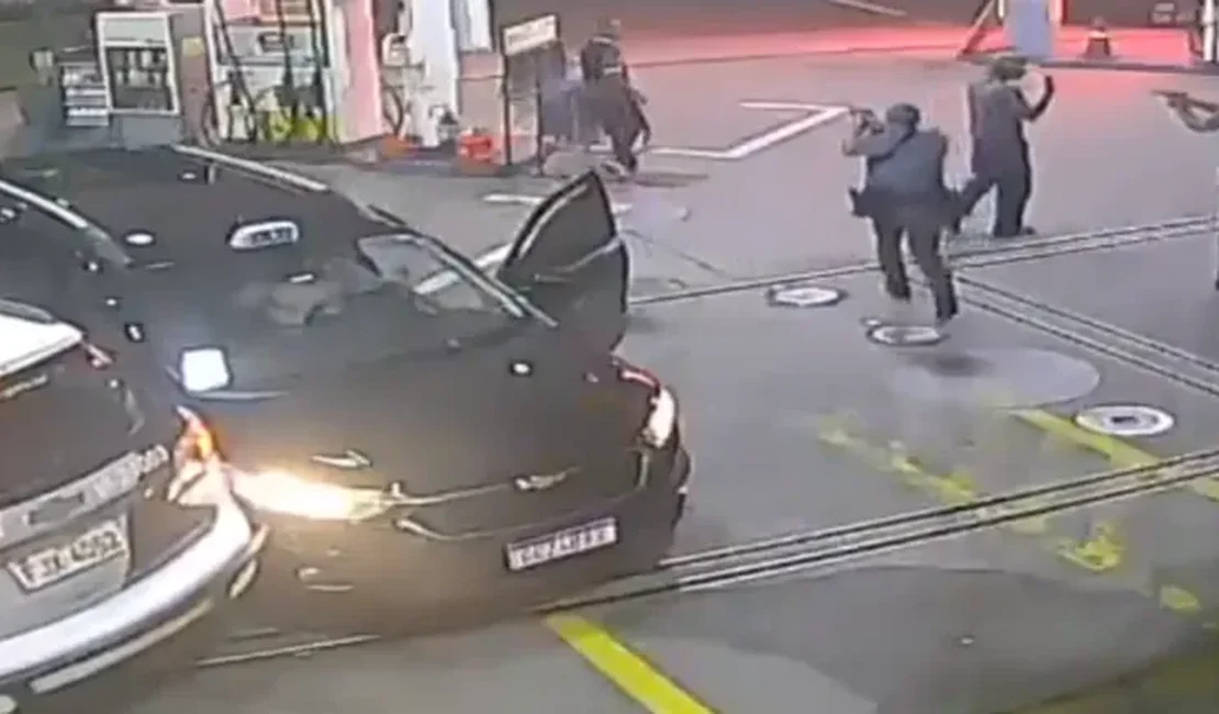 Taxista bate em carro da PM para escapar de sequestro em SP