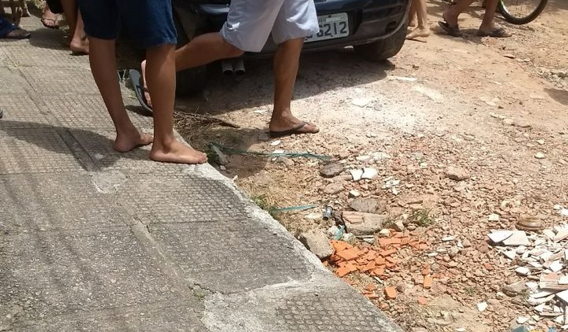 Homem é assassinado dentro do próprio carro ao sair para o trabalho