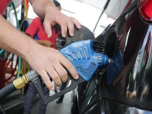 Preço médio da gasolina sobe pela 5ª semana; postos cobram até R$ 7,99