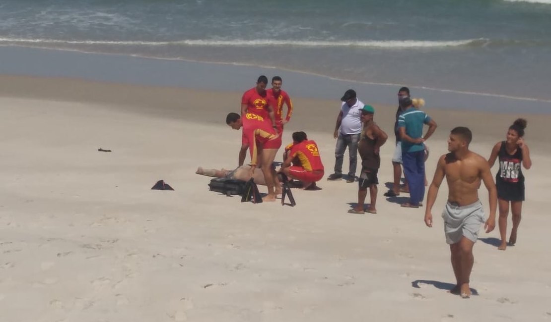 Vítima de afogamento é resgatada com sucesso na Praia do Sobral