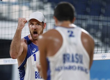Alison e Álvaro vencem mexicanos e pegam dupla da Letônia nas quartas do vôlei de praia