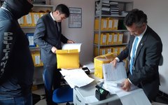 PM e promotores recolhem documentos durante mandado de busca e apreensão na prefeitura de Monteirópolis