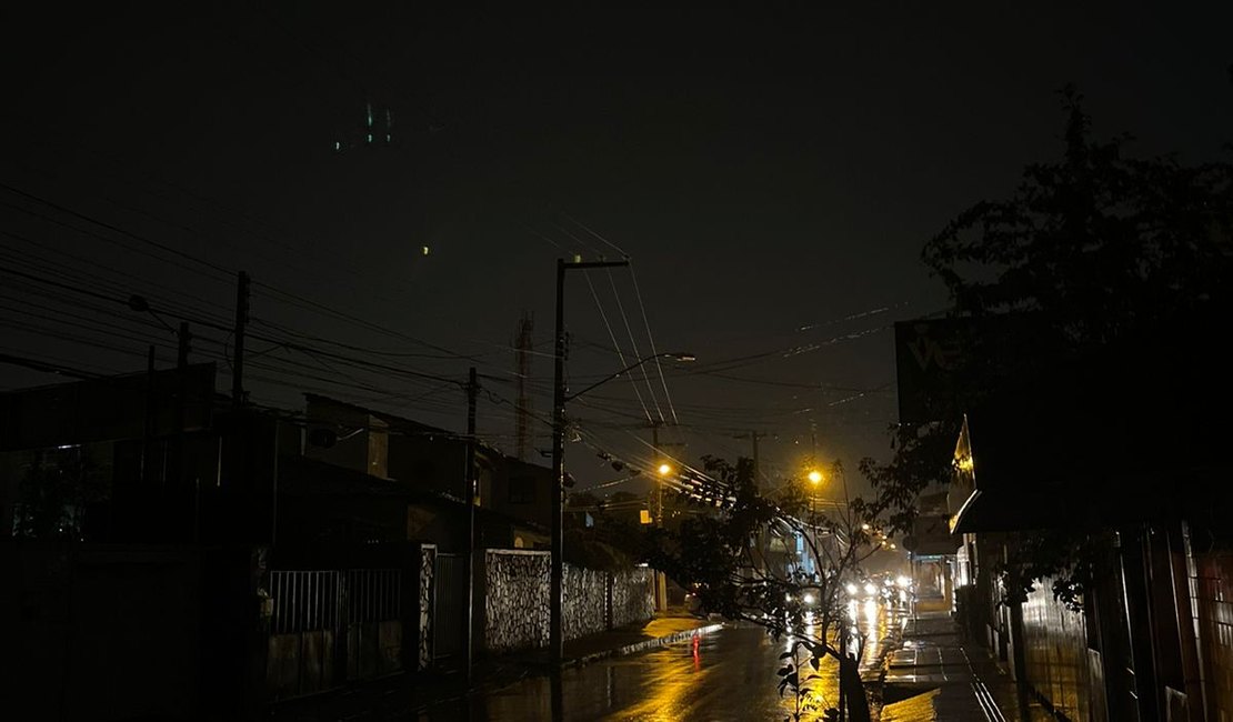 Moradores do Poço ficam cerca de três horas sem energia na noite desta terça-feira (31)
