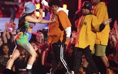 Bruno Mars e Cardi B fazem dueto no Grammy 2018