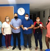 Léo Loureiro distribui máscaras de tecido que foram doadas pelo Itaú e deputado federal Arthur Lira