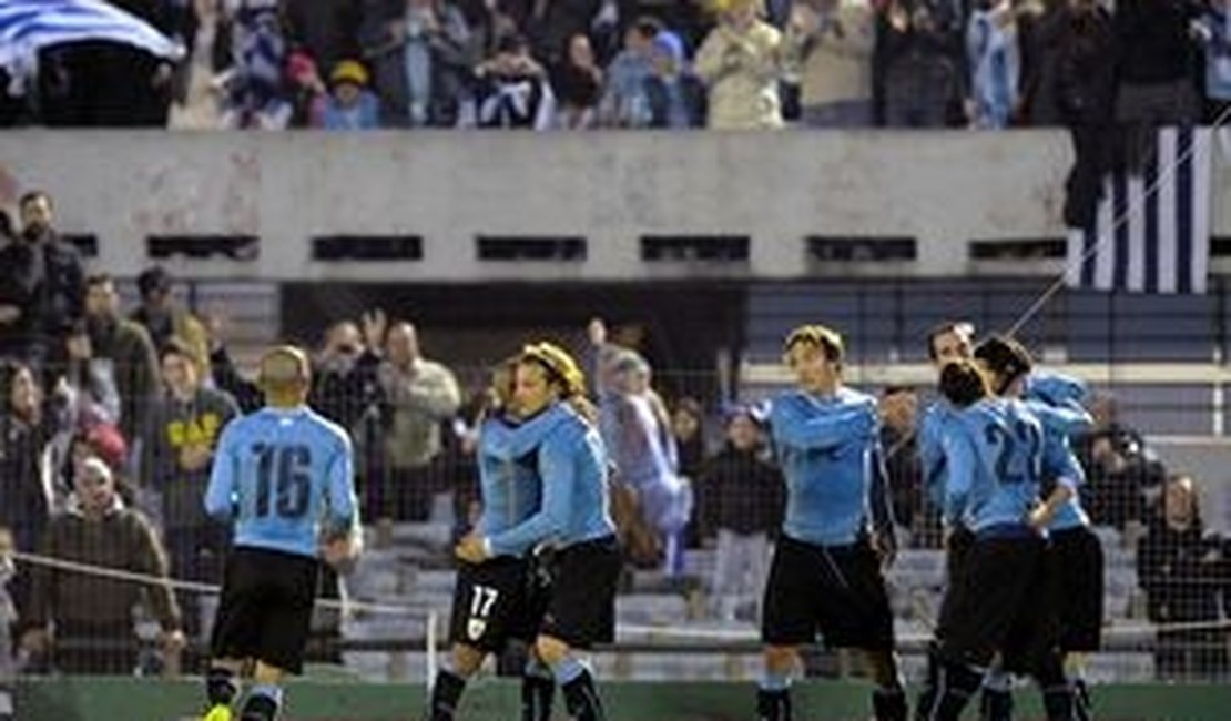 Uruguai e Chile se despedem das torcidas com triunfos