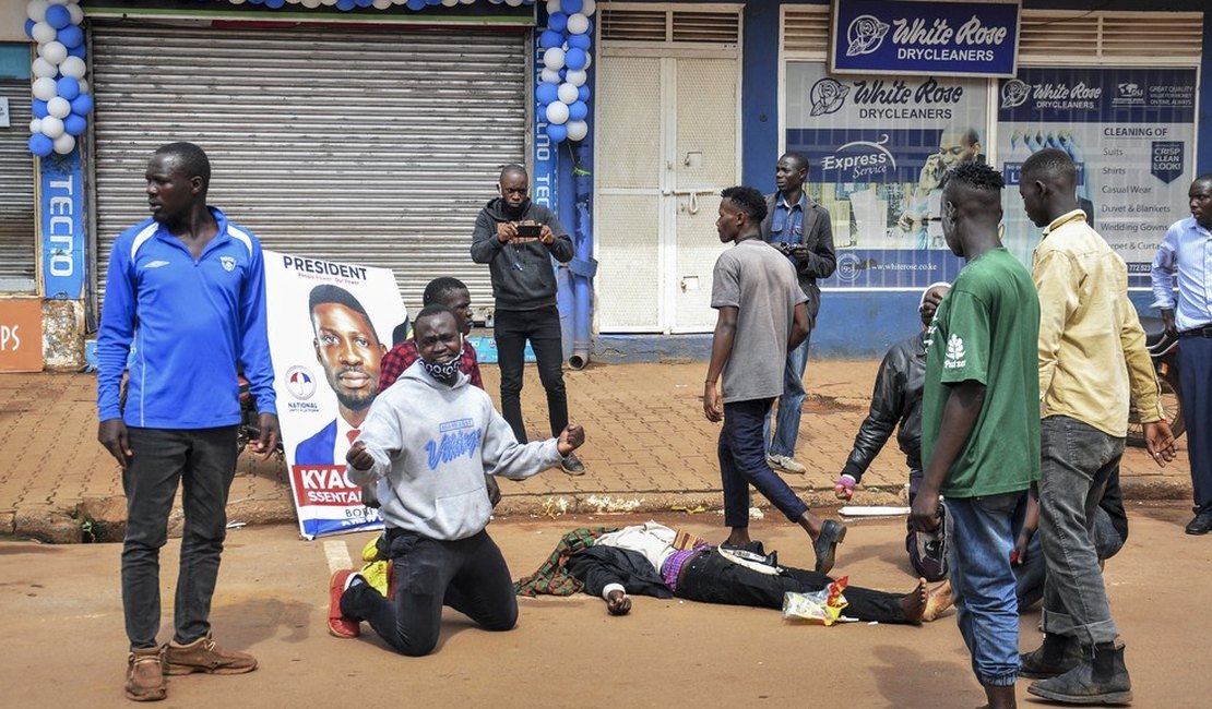 37 morrem em protestos contra prisão de candidato em Uganda