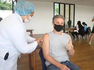 Luciano Huck recebe a primeira dose da vacina contra a Covid-19