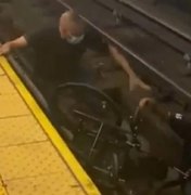 Homem pula em trilhos para salvar cadeirante que caiu em metrô de Nova York