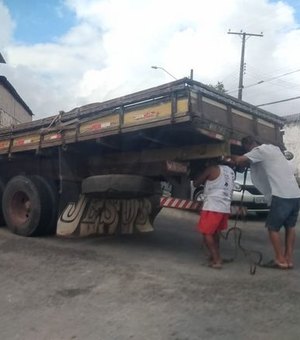 Caminhão com 12 toneladas de ferro perde freio e atinge galpão em Maceió