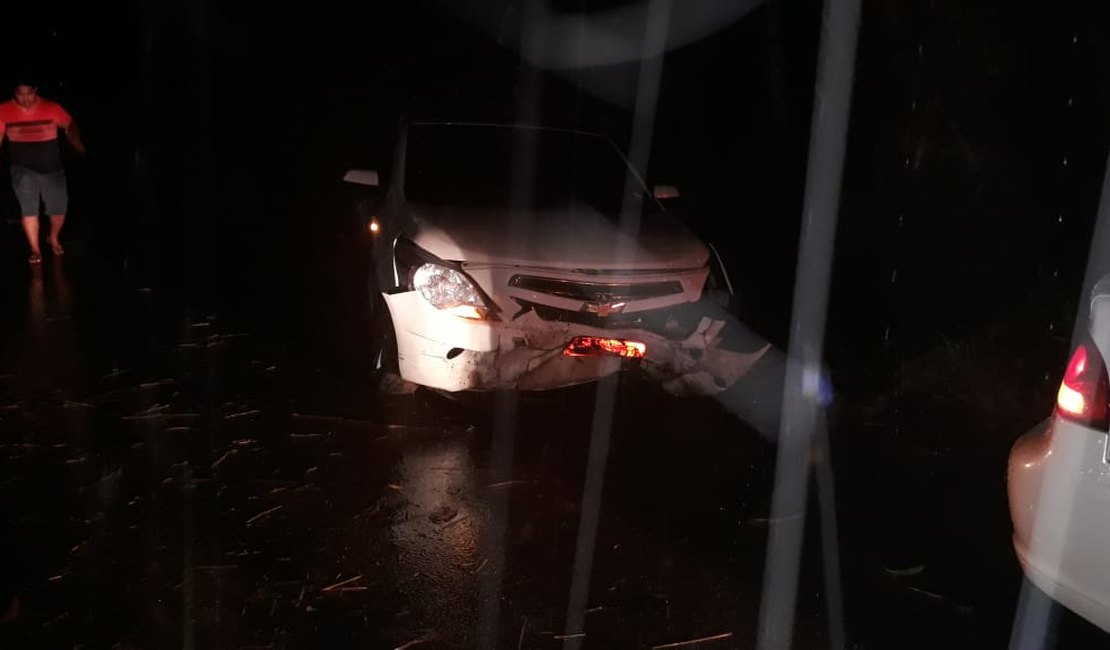 Condutor colide carro em árvore em Japaratinga