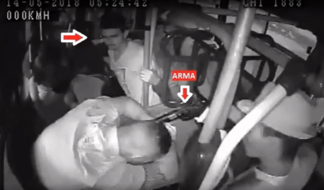 Imagens mostram assalto e agressão a cobrador e motorista de ônibus