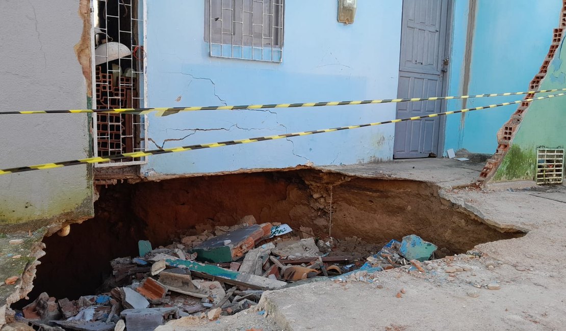 [Vídeo] Defesa Civil de Arapiraca solicita trabalho de engenheiros para avaliar cratera no Frei Damião