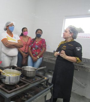 Chef renomada ensina novas técnicas culinárias para merendeiras de Penedo