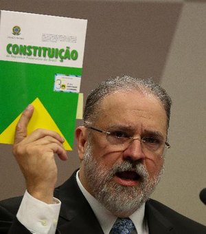 Bolsonaro assina nomeação de Agusto Aras na PGR