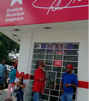 [Vídeo] Diretório Municipal do PT amanhece com vidro quebrado e cadeado danificado em Arapiraca