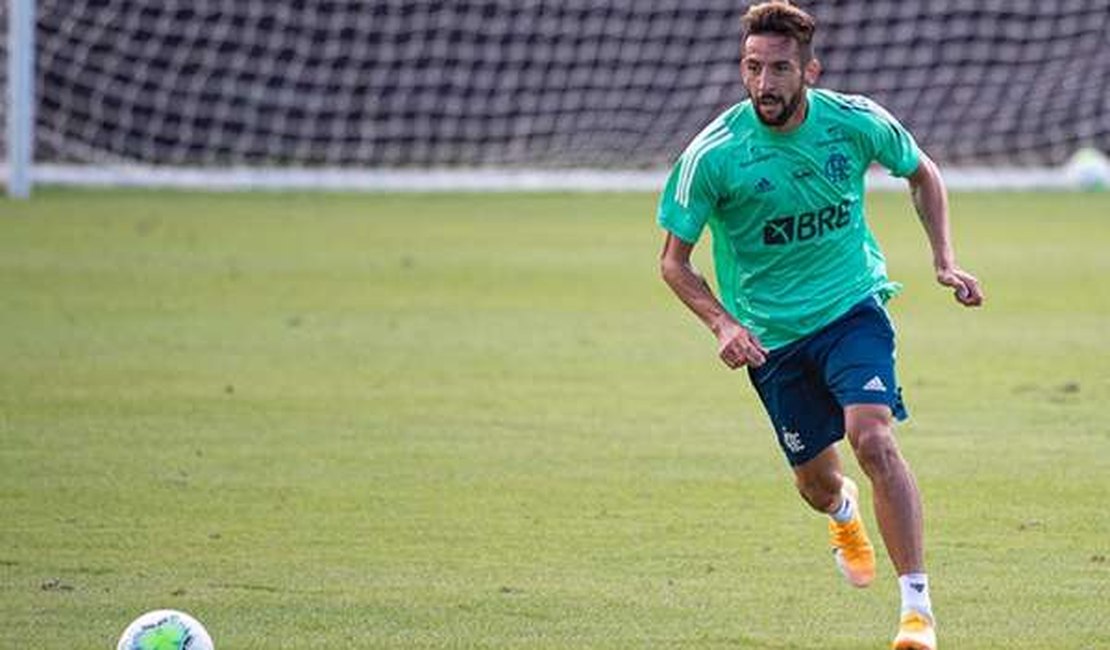 Nome de Isla sai no BID e lateral está liberado para estrear pelo Flamengo
