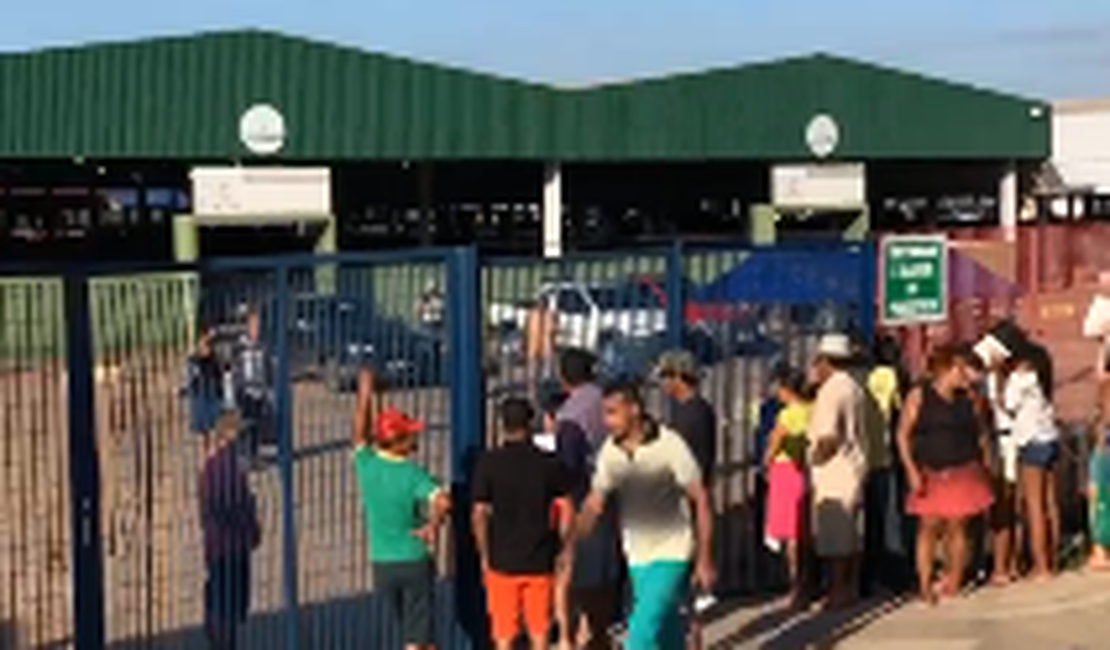 [Vídeo] Consumidores fazem fila em frente ao Mercado Público de Coruripe