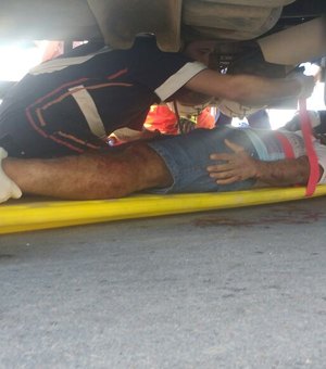 [Vídeo] Motociclista vai parar embaixo de caminhão após colisão na AL-220