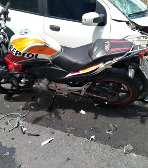 Colisão entre carro e moto deixa motoqueiro ferido em Porto Calvo